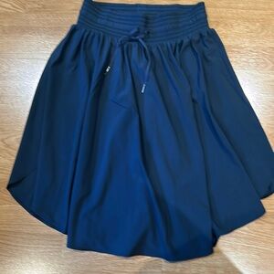 Navy blue elastic waist high/low lulu lemon skirt excellent condition